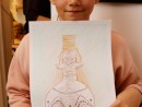Grup 6 8 ani Desen in creioane colorate Ulcica gri cu gat inalt Pinar 130x98 Atelier de pictura si desen, 6 8 ani
